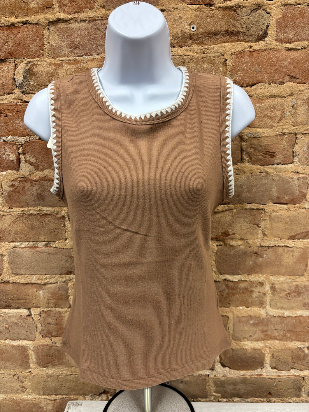 Rib Tank Top w Contrast White Embroidery
